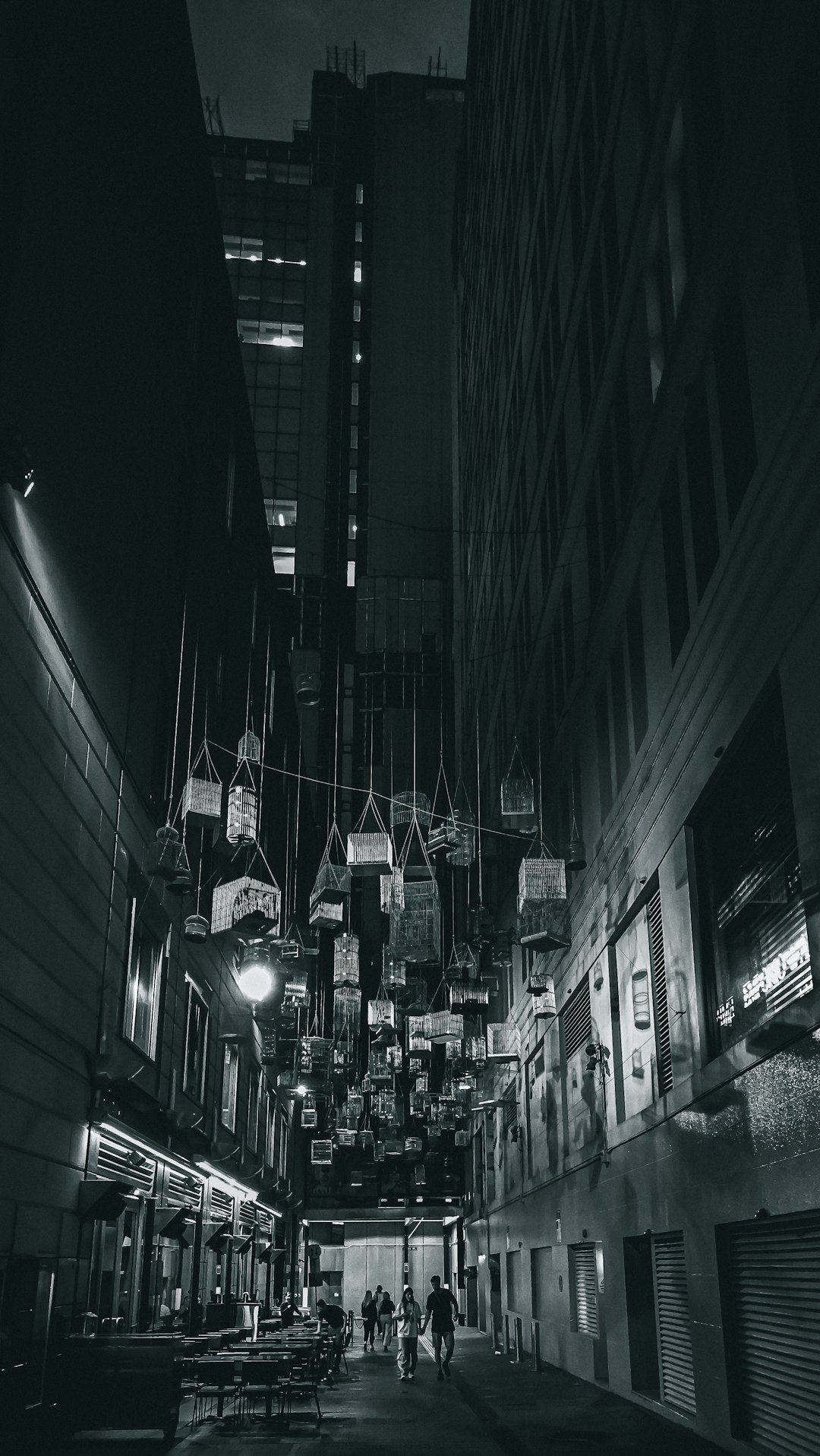 a-black-and-white-photo-of-a-city-street-at-night-fczk8mfkn-e