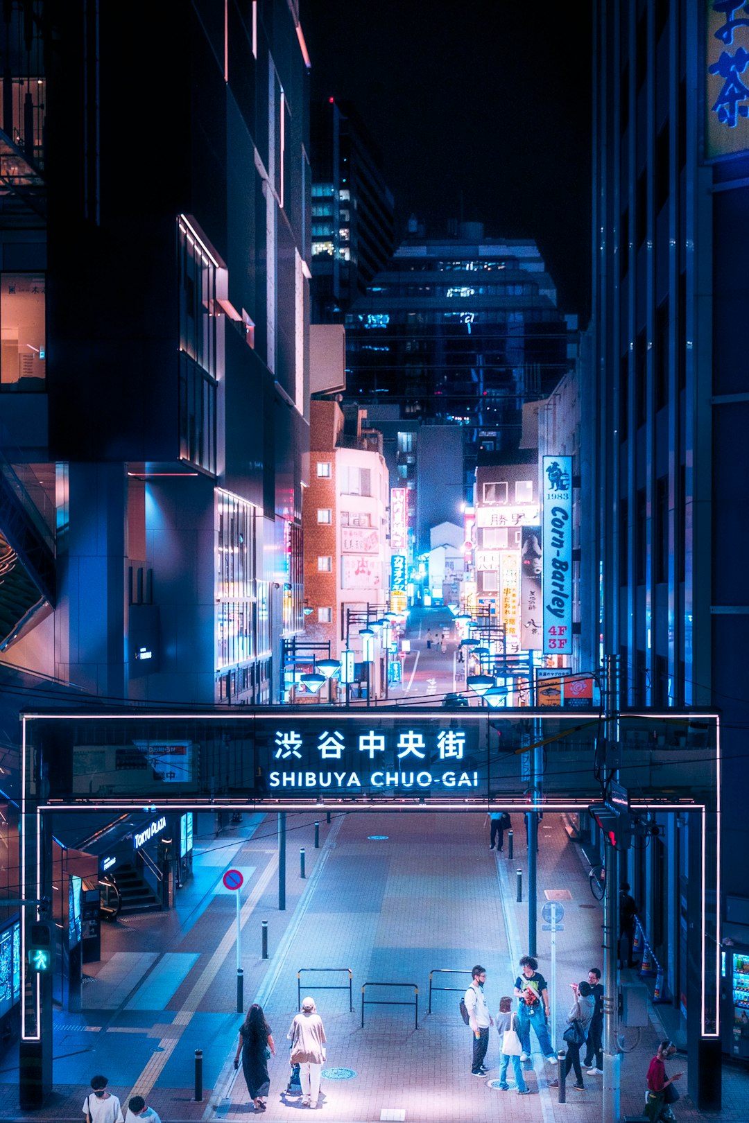 a-city-street-at-night-ksnofew6014